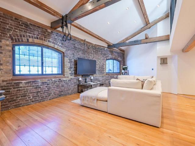 Flat for sale in Canary Wharf, Greater London