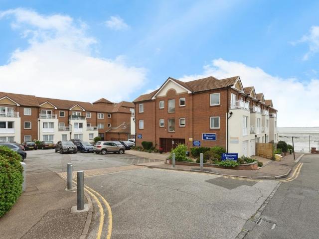 Flat for sale in Alton Barnes, Essex