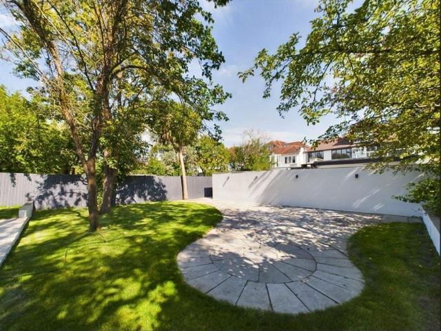 Flat for sale in Brondesbury, Greater London