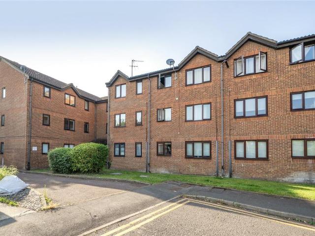 Flat for sale in Grays, Essex