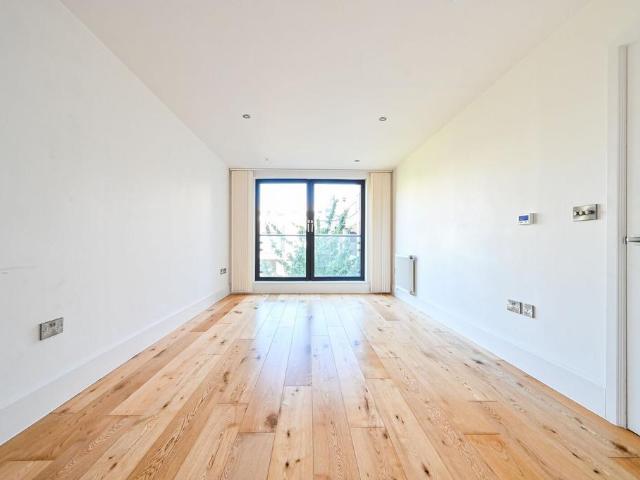Flat for sale in Bromley-by-Bow, Poplar Grove