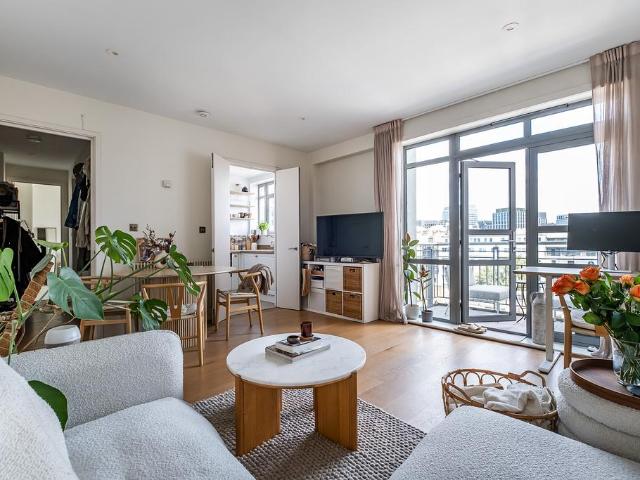 Flat for sale in Victoria, Greater London