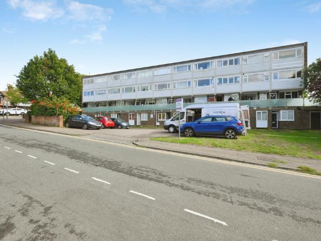 Flat for sale in Kings Hill, Colliers End