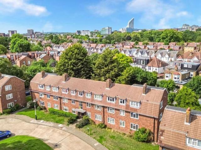 Flat for sale in London Borough of Ealing, Greater London