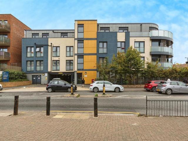 Flat for sale in Harrow Weald, Greater London
