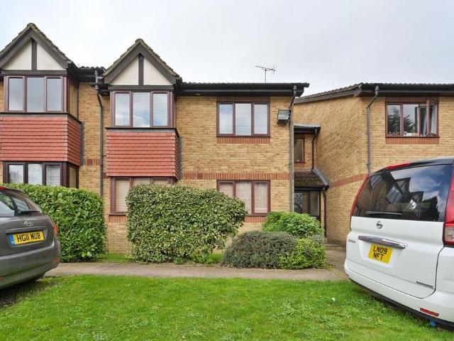 Flat for sale in Batchworth, Hertfordshire