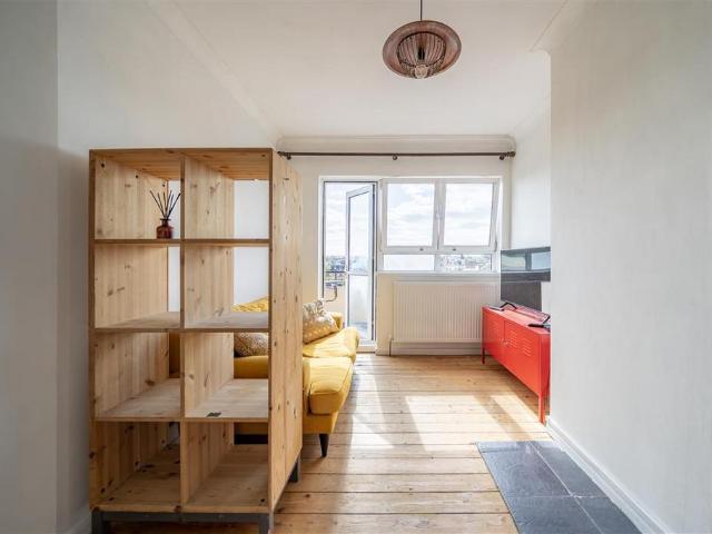 Flat for sale in Upper Tooting, Greater London