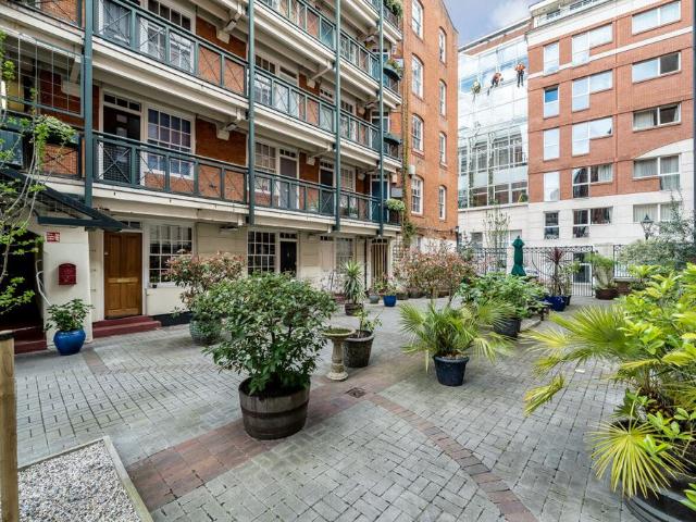 Flat for sale in St Clement Danes, Greater London