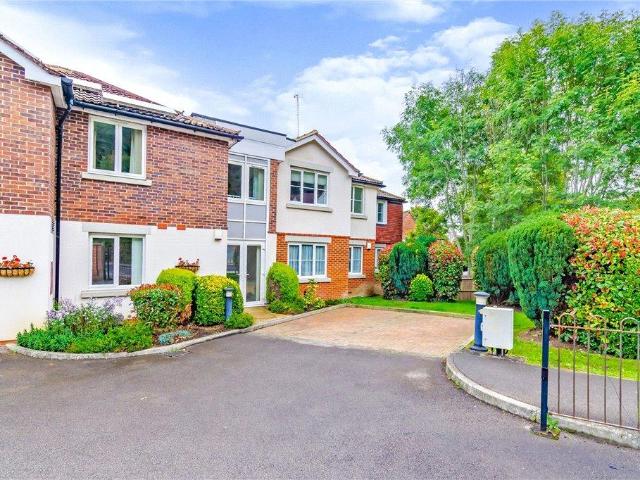 Flat for sale in Hillview, Surrey