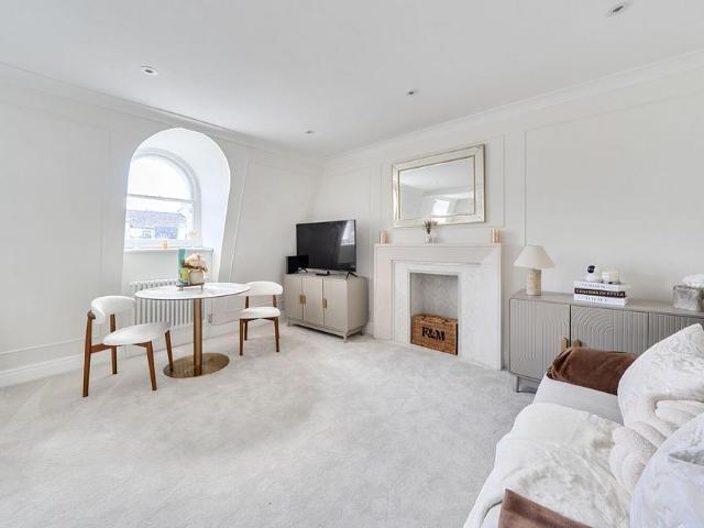 Flat for sale in Earl's Court, Greater London