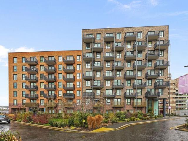 Flat for sale in Harrow Weald, Greater London