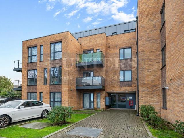 Flat for sale in London Borough of Hounslow, Greater London