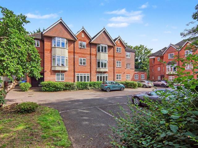 Flat for sale in Abbey End, Green Close