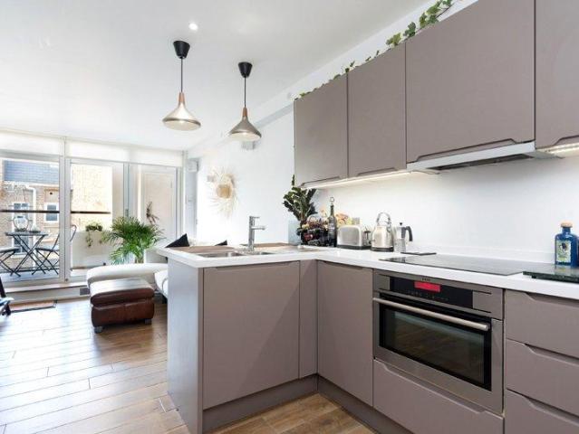 Flat for sale in Kentish Town, Greater London