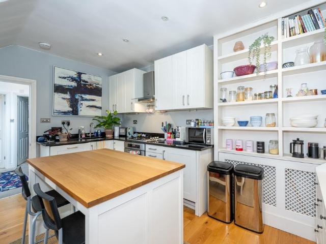Flat for sale in Clapham Junction, Greater London