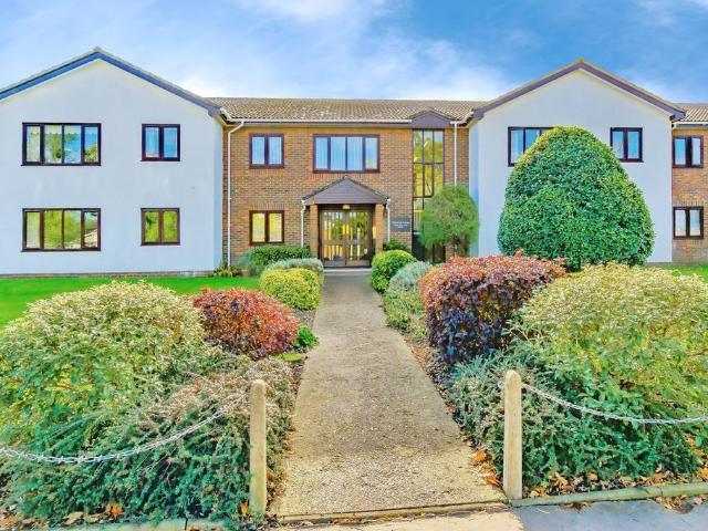 Flat for sale in London Borough of Croydon, Shirley
