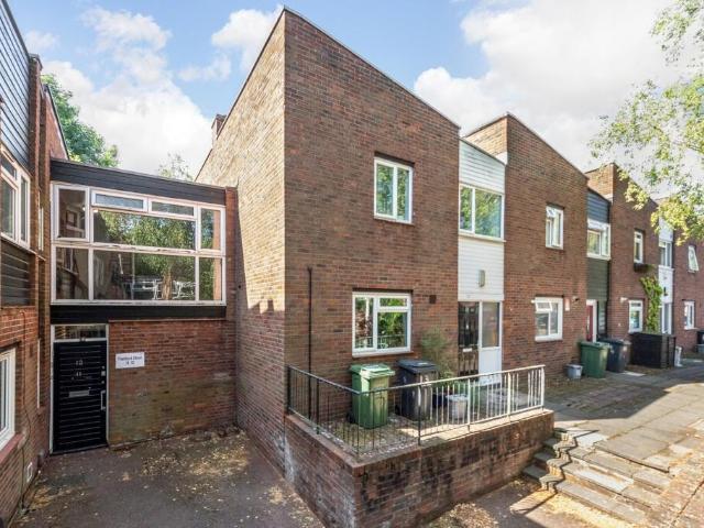 Flat for sale in London Borough of Lewisham, Forest Hill