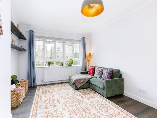 Flat for sale in London Borough of Wandsworth, Greater London