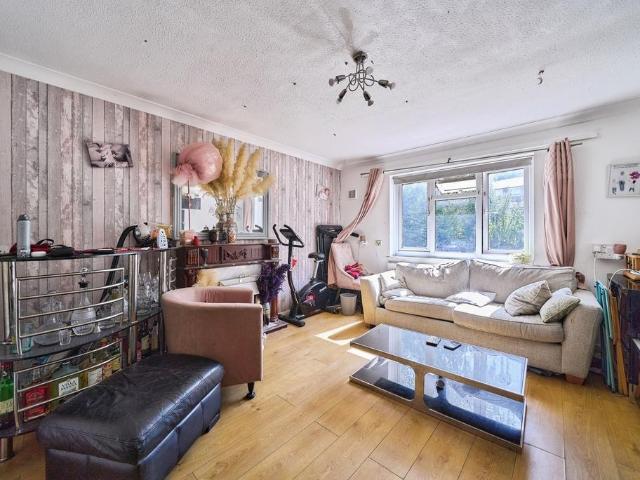 Flat for sale in Maryland, Greater London