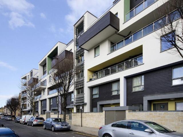 Flat for sale in Isle Of Dogs, Greater London