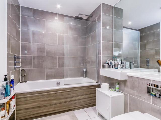 Flat for sale in London Borough of Croydon, Selhurst