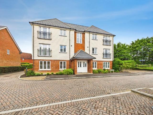 Flat for sale in Wickhurst Green, Horsham