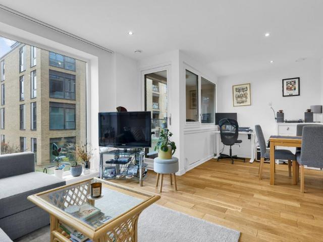 Flat for sale in Wandsworth, Greater London