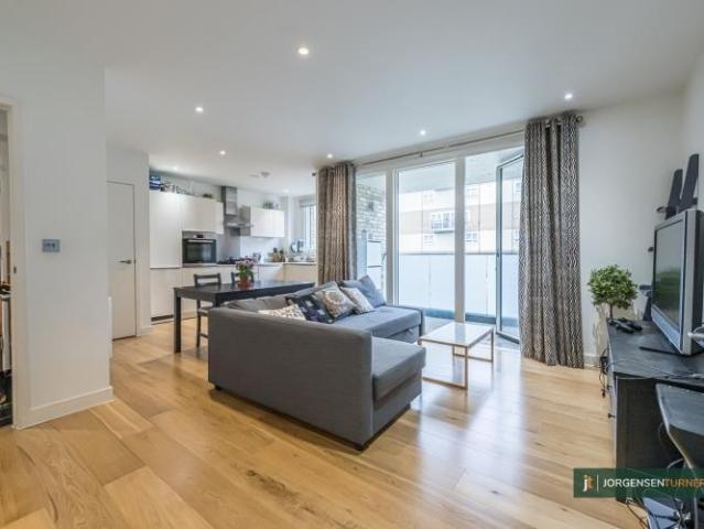 Flat for sale in Queen's Park, Greater London