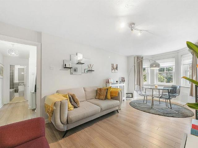 Flat for sale in Roehampton, Greater London