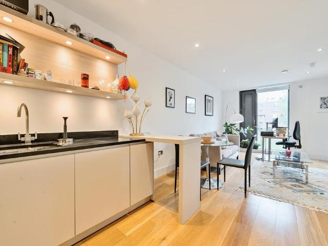 Flat for sale in North Kensington, Greater London