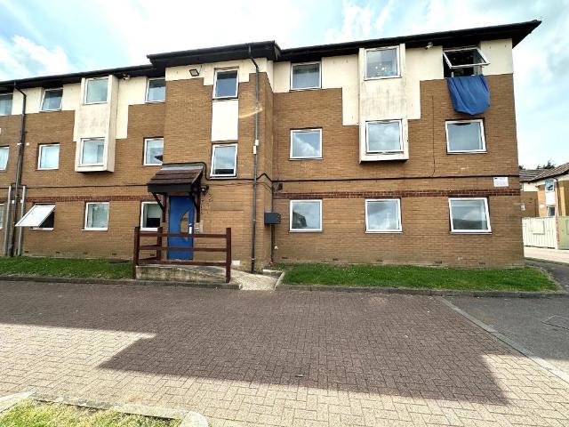 Flat for sale in Spring Park, Luton