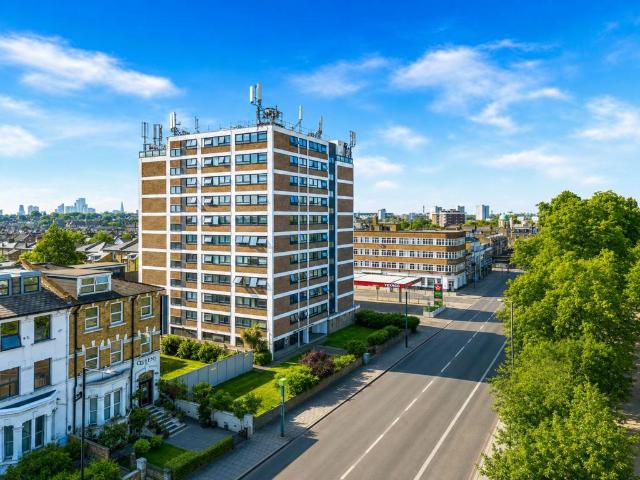 Flat for sale in Brownswood Park, Stoke Newington