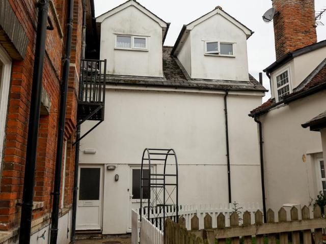 Flat for sale in Chipping Hill, Essex