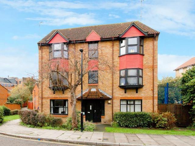 Flat for sale in Stepney, Greater London