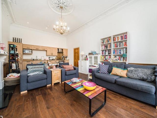 Flat for sale in Queen's Park, Greater London