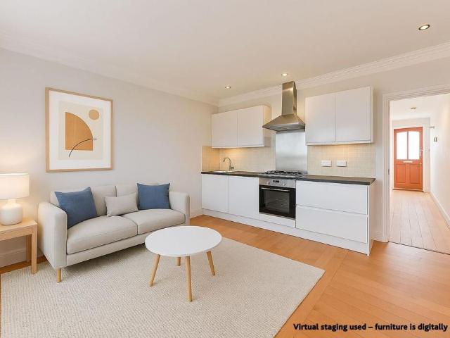 Flat for sale in Clapham, Greater London