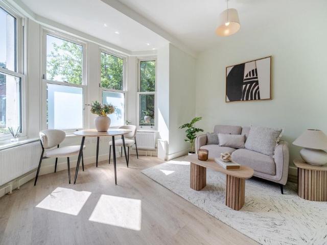 Flat for sale in London Borough of Wandsworth, Greater London