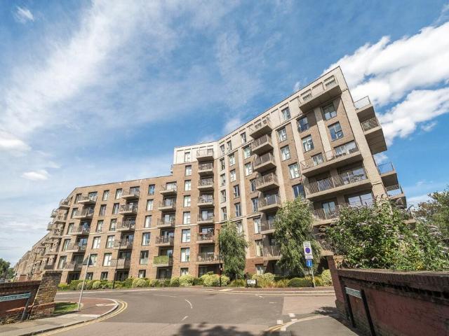 Flat for sale in London Borough of Lewisham, Ladywell