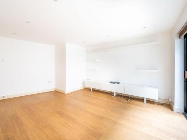 Flat for sale in Clapham, Greater London