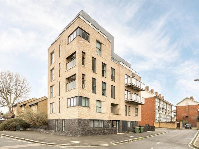 Flat for sale in West Ham, Greater London