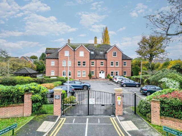 Flat for sale in Haslucks Green, Solihull