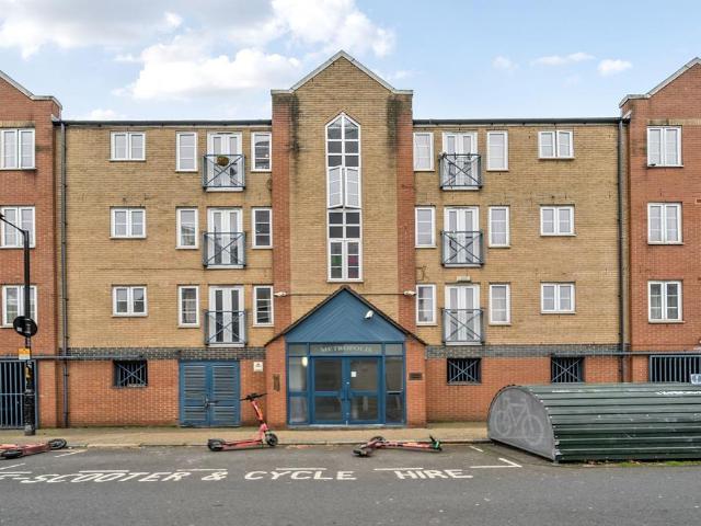 Flat for sale in Elephant and Castle, Greater London