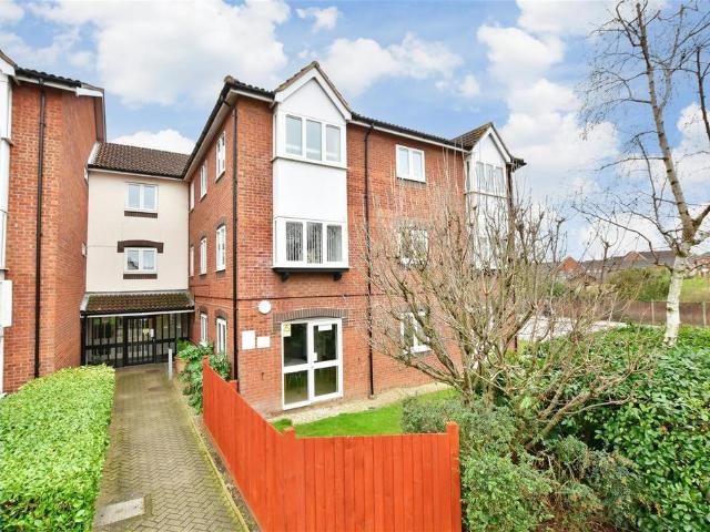 Flat for sale in Romford, Havering