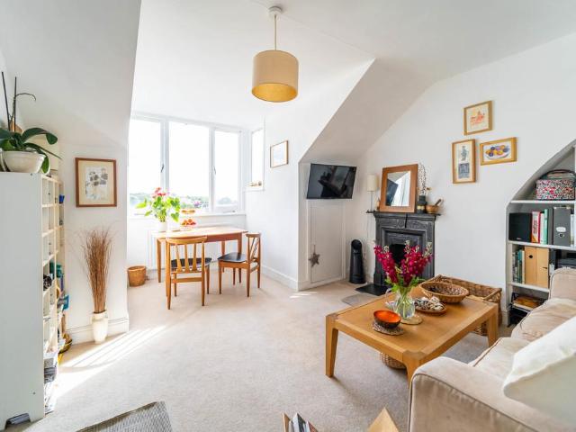 Flat for sale in Stroud Green, Greater London