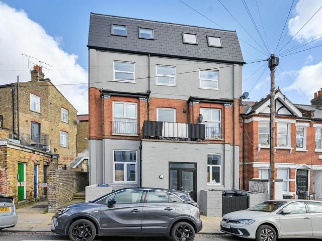 Flat for sale in London Borough of Ealing, Greater London