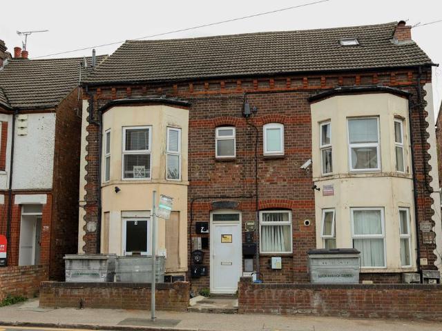 Flat for sale in Spring Park, Luton