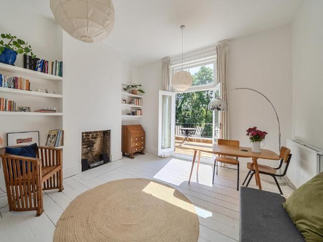Flat for sale in Finsbury Park, Greater London