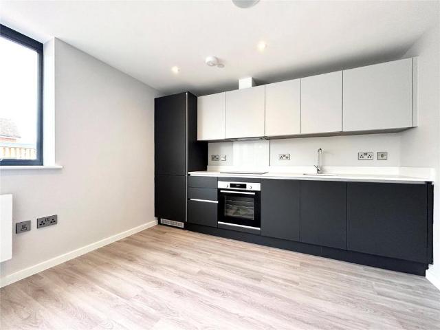 Flat for sale in Emmbrook, Wokingham