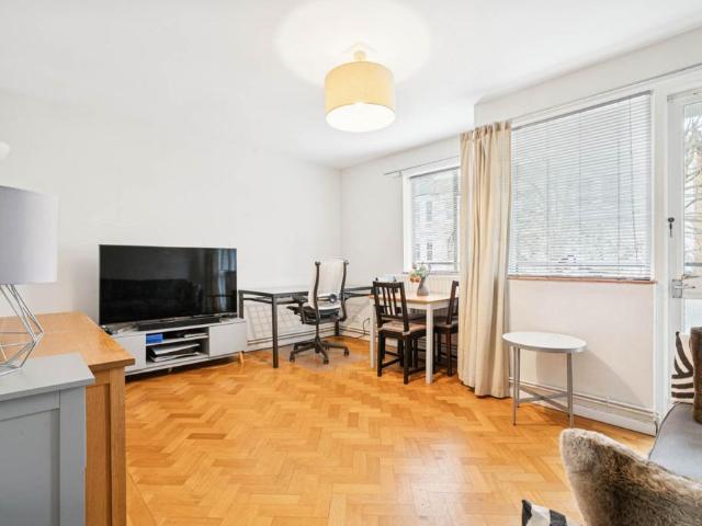 Flat for sale in Oval, Greater London