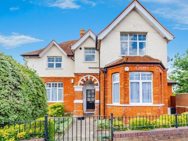 Flat for sale in London Borough of Croydon, Shirley